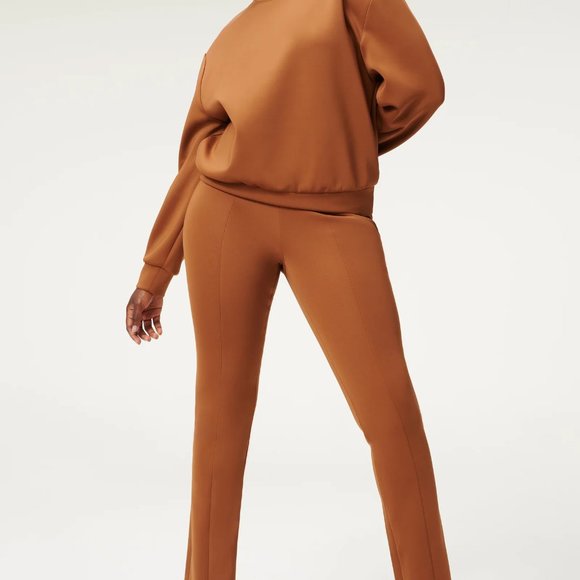 Good American SCUBA BOYFRIEND CREW Sweatshirt Sweater Burnt Caramel Size 2 / M - Picture 4 of 4